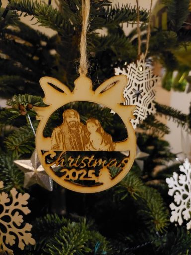 Holzornament / Baumschmuck für Weihnachten 2025 mit personalisiertem Bild Holzornament mit der Aufschrift "Christmas 2015" und Weihnachtsmotiven.